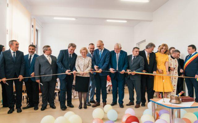 Zece politicieni şi trei preoţi la inaugurarea unei grădiniţe, în Sălaj. Cu greu au avut loc să taie panglica 788348