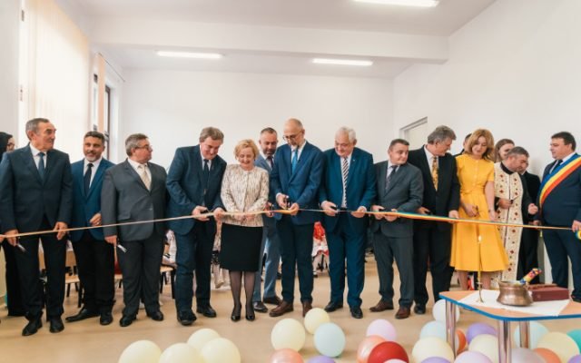 Zece politicieni şi trei preoţi la inaugurarea unei grădiniţe, în Sălaj. Cu greu au avut loc să taie panglica