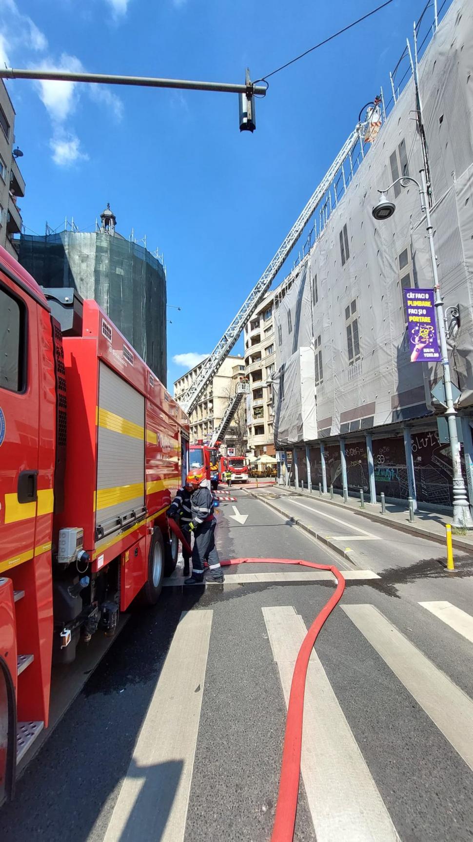 Incendiu puternic pe Calea Victoriei din București! Pompierii acționează de la înălțime 788317