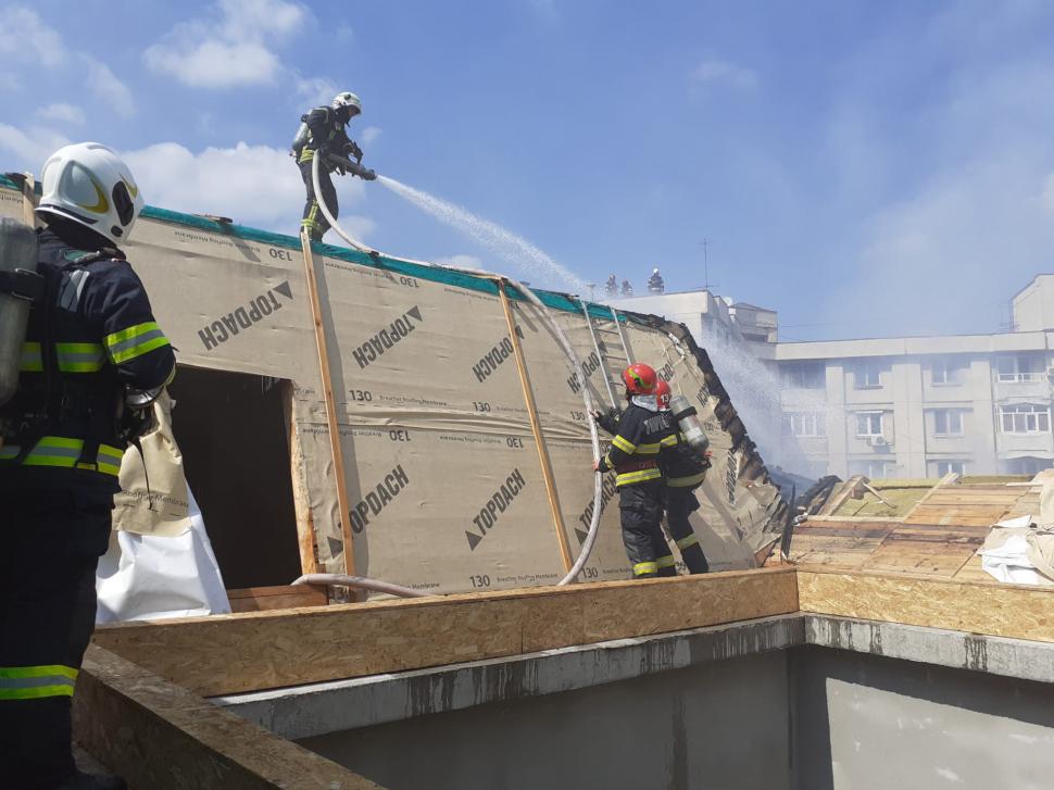 Incendiu puternic pe Calea Victoriei din București! Pompierii acționează de la înălțime 788319