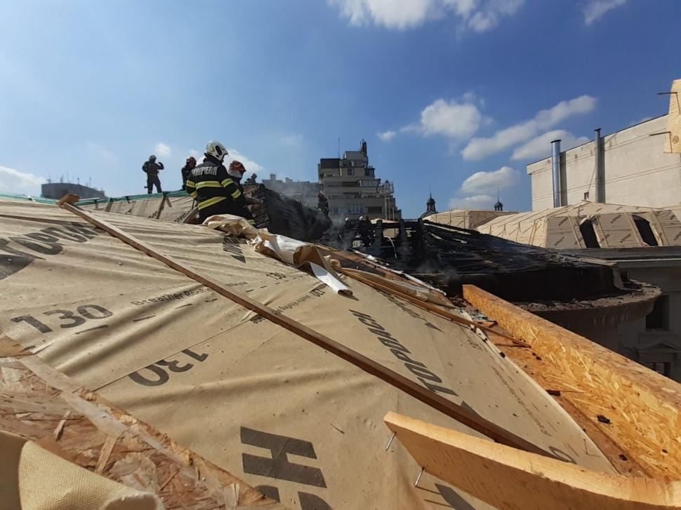 Incendiu puternic pe Calea Victoriei din București! Pompierii acționează de la înălțime 788320