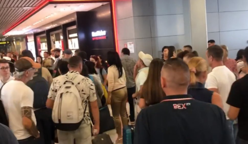 Revoltă pe aeroportul Otopeni! Aproape 4000 de pasageri sunt afectaţi de sistarea zborurilor Blue Air. Pasager: "Au anulat tot fără explicaţii"