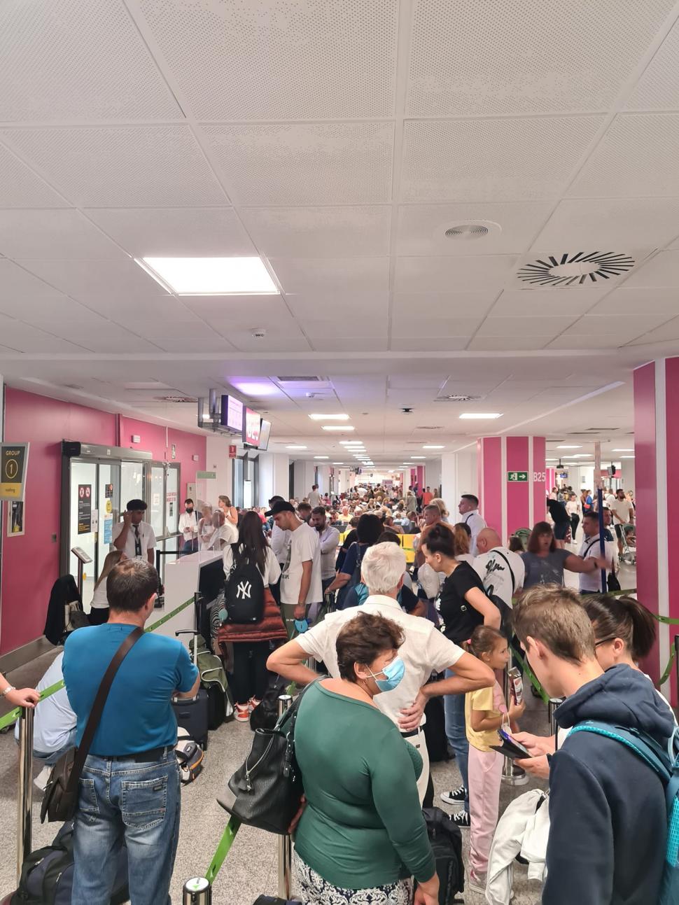 Revoltă pe aeroportul Otopeni! Aproape 4000 de pasageri sunt afectaţi de sistarea zborurilor Blue Air. Pasager: "Au anulat tot fără explicaţii" 788376