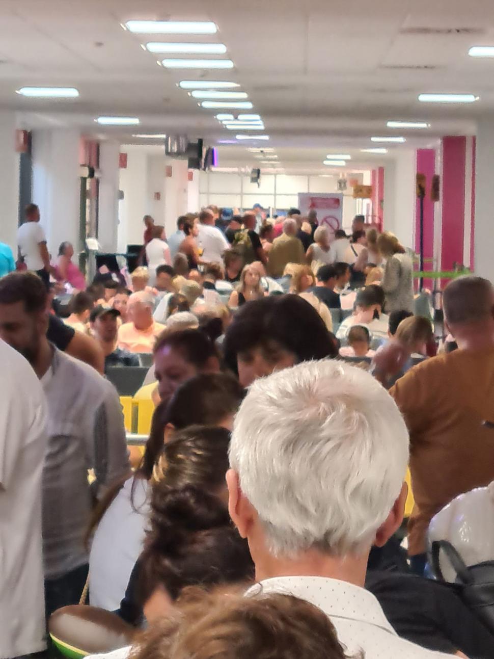 Revoltă pe aeroportul Otopeni! Aproape 4000 de pasageri sunt afectaţi de sistarea zborurilor Blue Air. Pasager: "Au anulat tot fără explicaţii" 788377