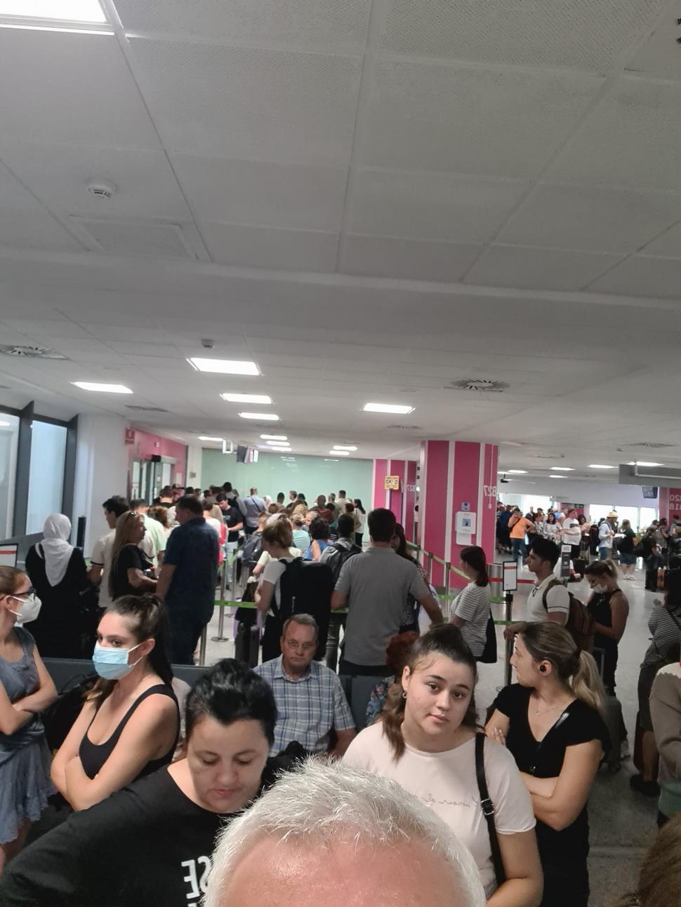 Revoltă pe aeroportul Otopeni! Aproape 4000 de pasageri sunt afectaţi de sistarea zborurilor Blue Air. Pasager: "Au anulat tot fără explicaţii" 788378