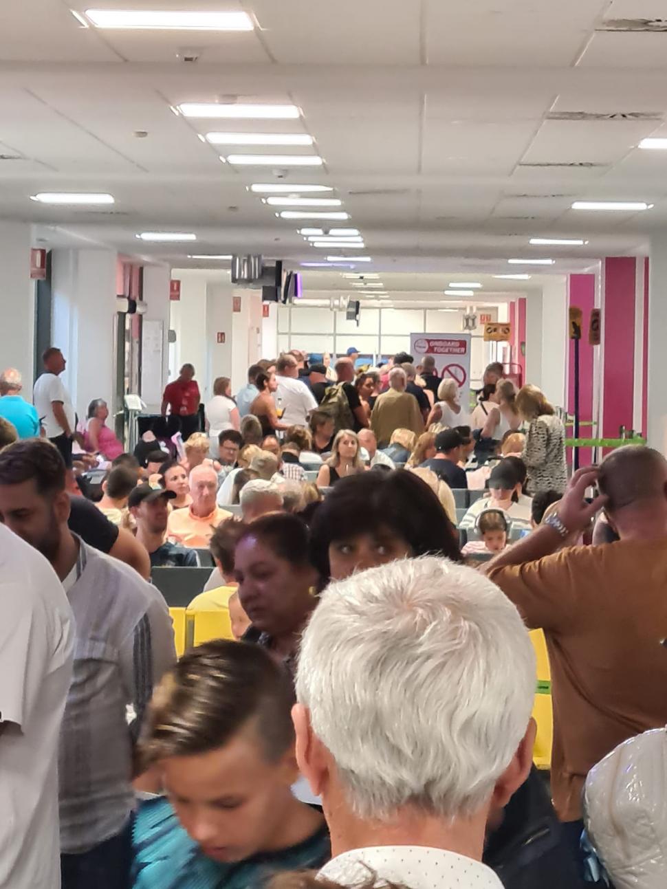 Revoltă pe aeroportul Otopeni! Aproape 4000 de pasageri sunt afectaţi de sistarea zborurilor Blue Air. Pasager: "Au anulat tot fără explicaţii" 788379