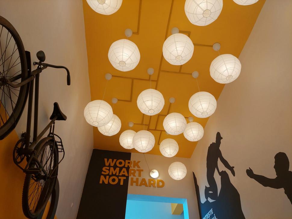 Şcoala devenită virală pe net. Cum au reuşit profesorii din Perieţi să facă rost de bani pentru renovări  788269