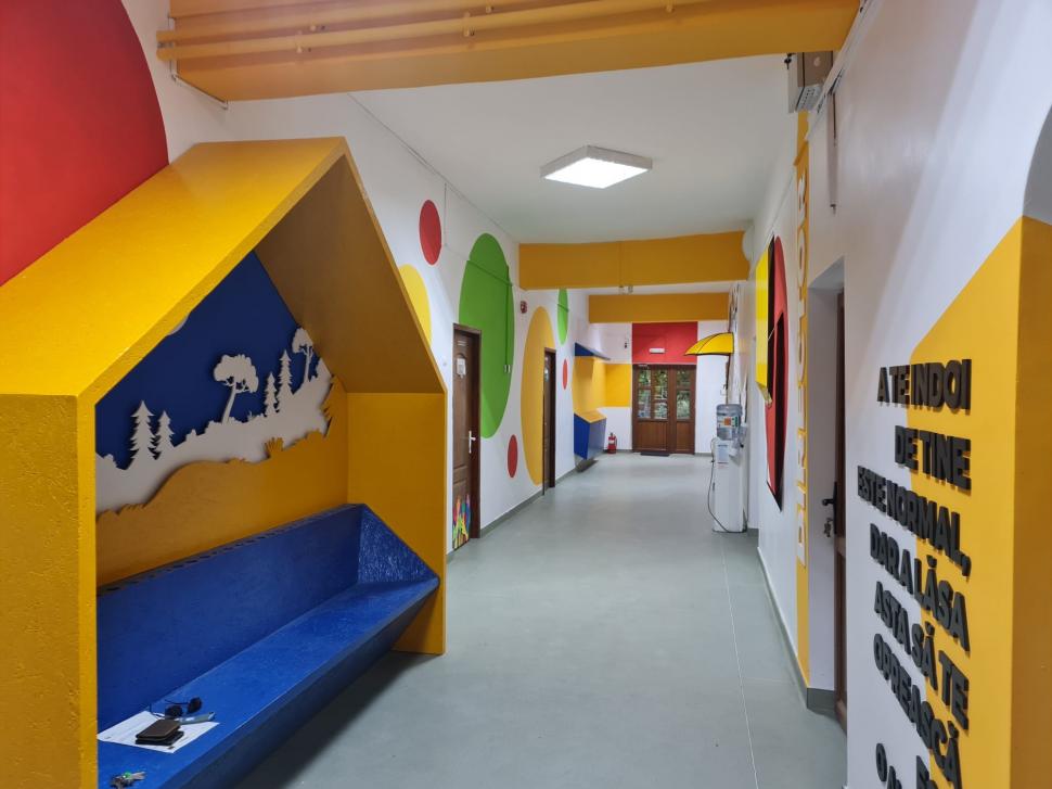 Şcoala devenită virală pe net. Cum au reuşit profesorii din Perieţi să facă rost de bani pentru renovări  788272