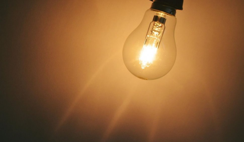 Cine va stinge lumina în România, după anunțul privind limitarea consumului de curent electric făcut de șefa Comisiei Europene