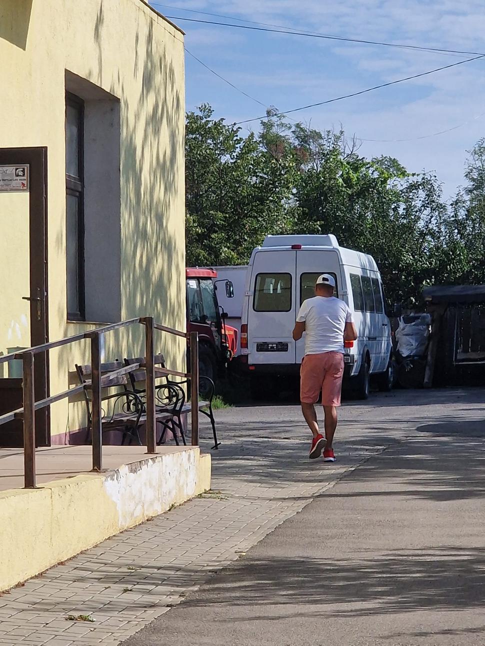 Un primar din Vaslui îi cere disperat lui Lucian Bode înlocuirea șefului de post din comună: "Conduce mașina Poliției îmbrăcat în bermude" 788469