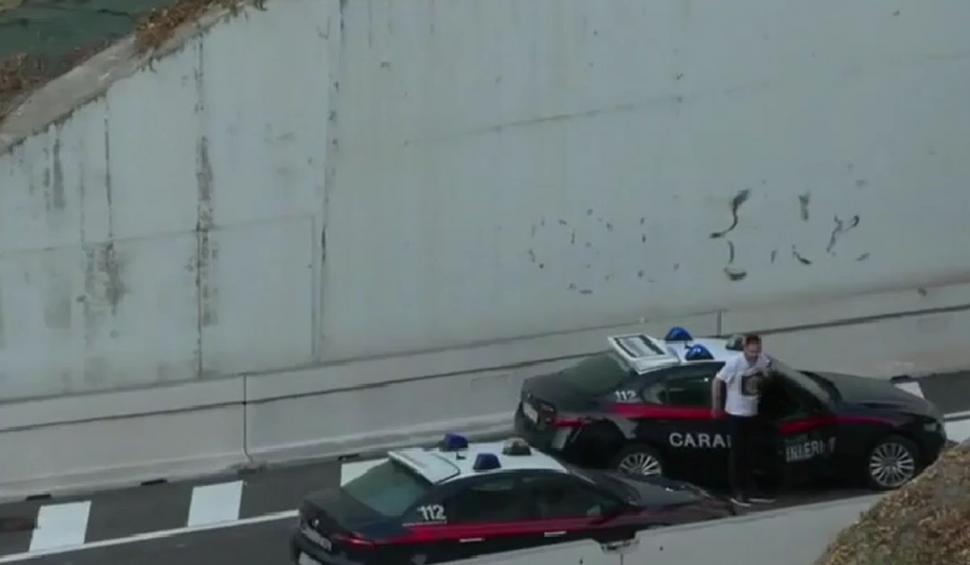 Trei români s-au bătut cu polițiștii italieni la Milano, după ce au încercat să fugă la un control și s-au răsturnat cu o mașină de lux 788547