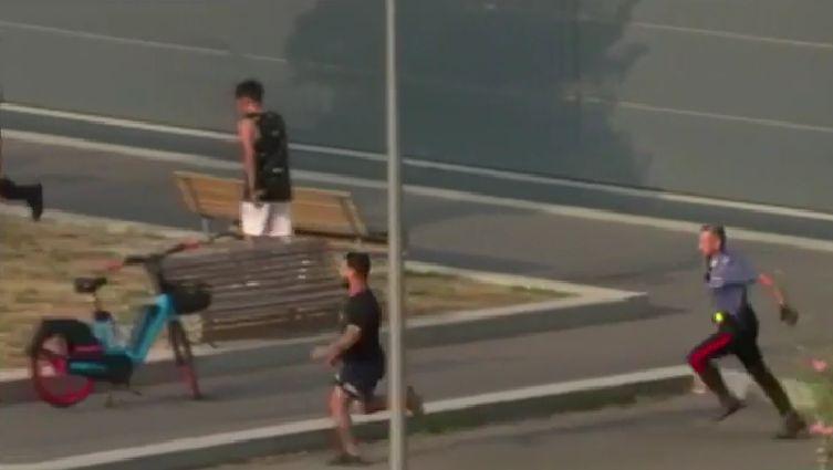 Trei români s-au bătut cu polițiștii italieni la Milano, după ce au încercat să fugă la un control și s-au răsturnat cu o mașină de lux 788548