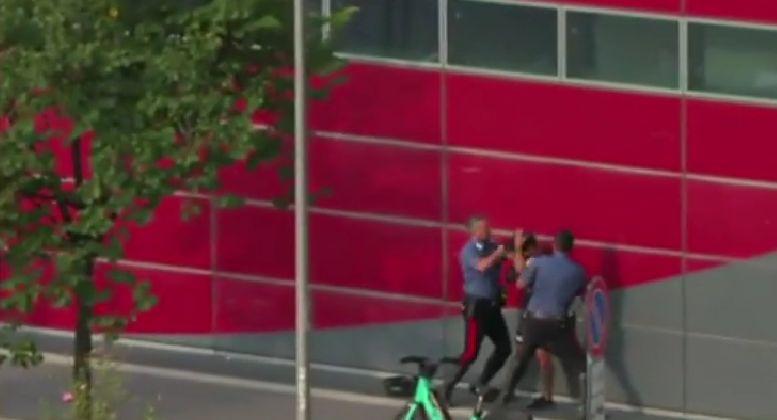 Trei români s-au bătut cu polițiștii italieni la Milano, după ce au încercat să fugă la un control și s-au răsturnat cu o mașină de lux 788549