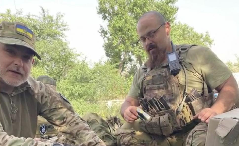 Soldați ruși, filmați în timp ce flutură steagul alb, înainte de a se preda, în sudul Ucrainei 788524