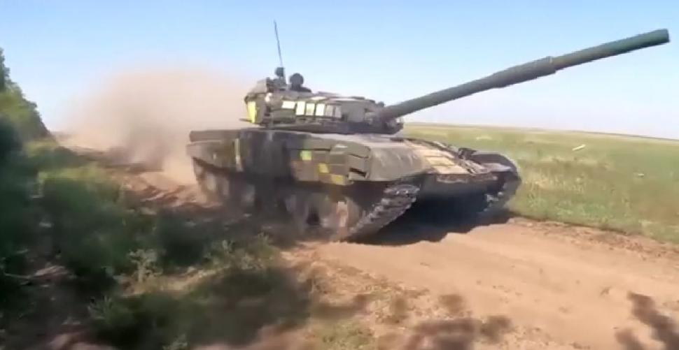 Soldați ruși, filmați în timp ce flutură steagul alb, înainte de a se preda, în sudul Ucrainei 788526