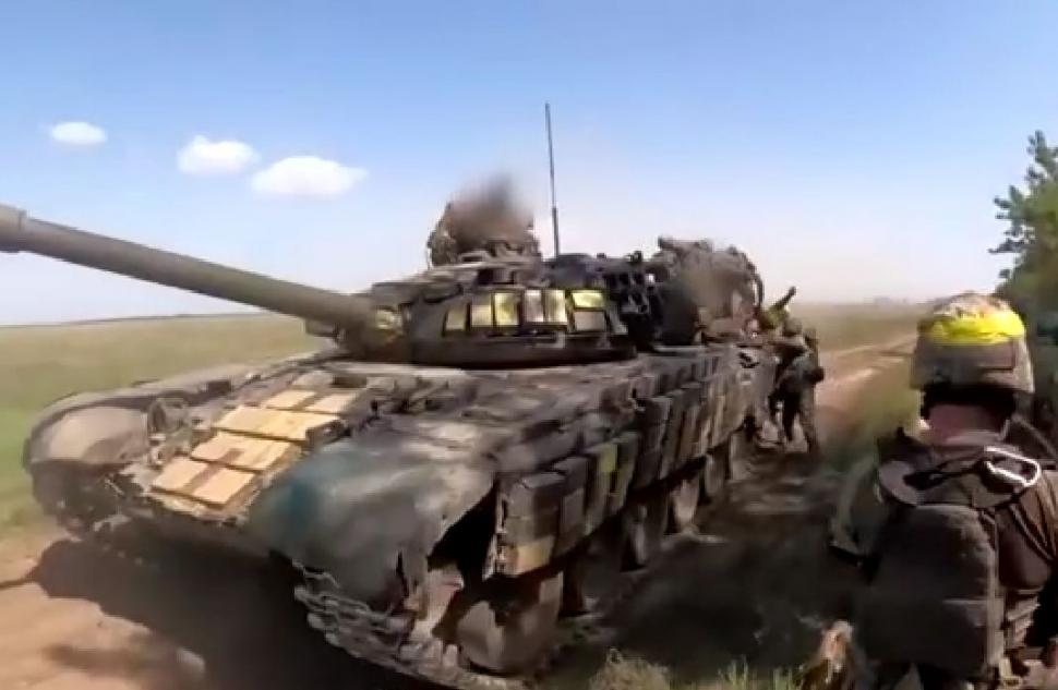 Soldați ruși, filmați în timp ce flutură steagul alb, înainte de a se preda, în sudul Ucrainei 788527