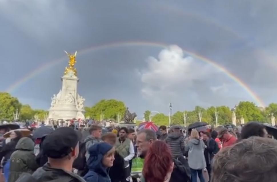 Fenomenul impresionant apărut pe cer deasupra Londrei după decesul Reginei Elisabeta 788801