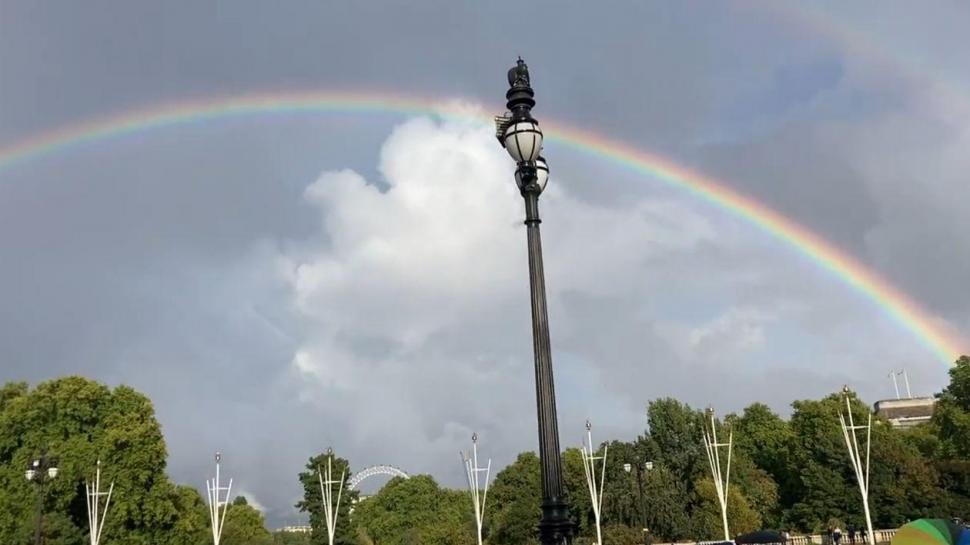 Fenomenul impresionant apărut pe cer deasupra Londrei după decesul Reginei Elisabeta 788802