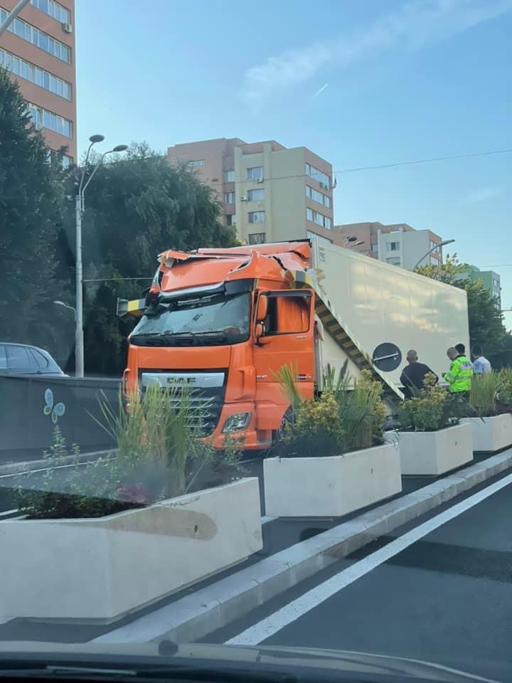 Pasajul Unirii, blocat de un TIR care a acroșat limitatorul de înălțime 788659