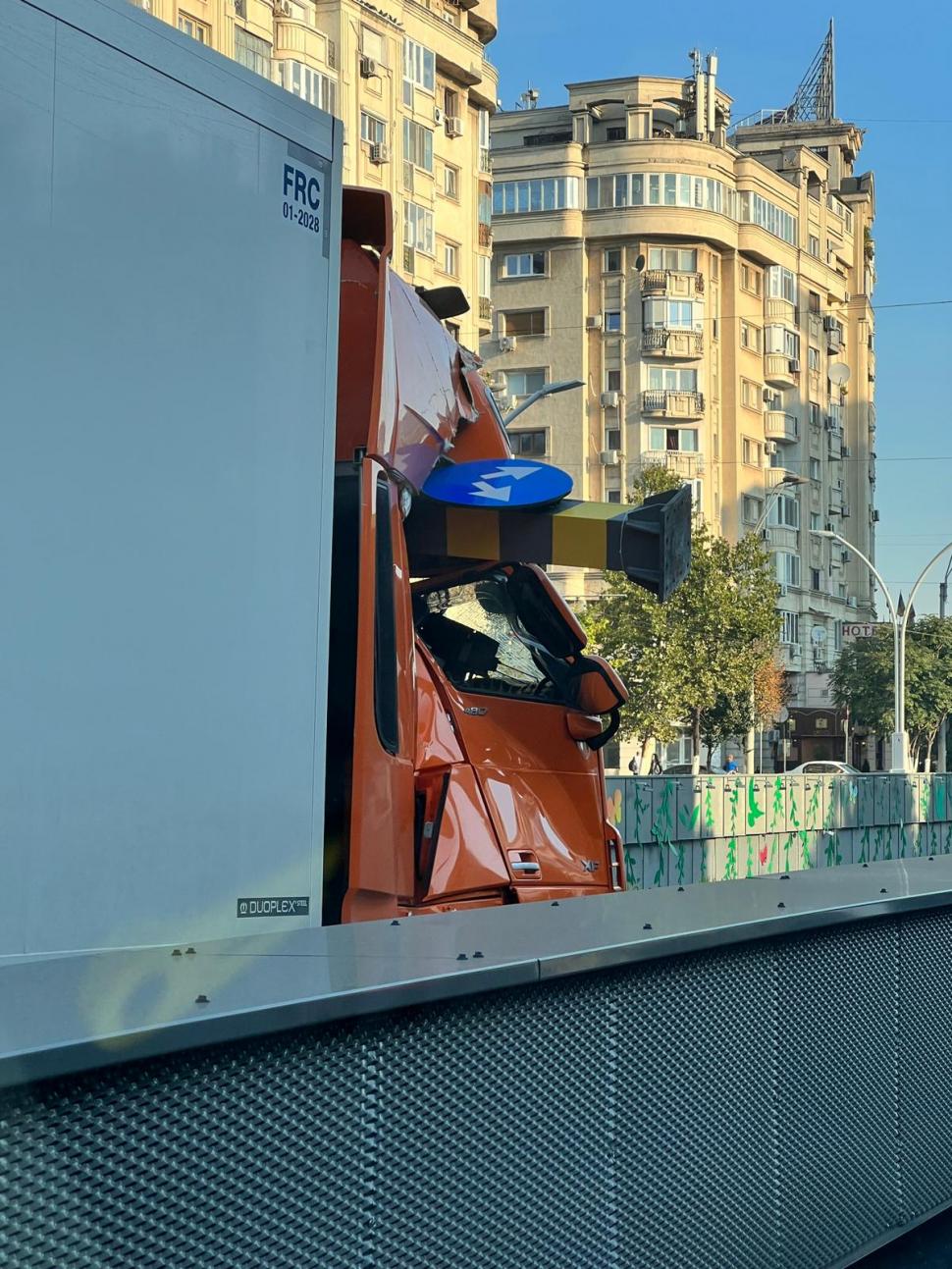Pasajul Unirii, blocat de un TIR care a acroșat limitatorul de înălțime 788660