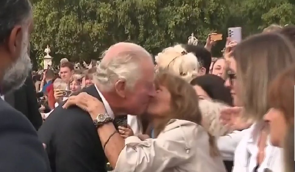 CNN: Jenny, femeia care l-a sărutat pe obraz pe Regele Charles al III-lea în fața Palatului Buckingham, își explică gestul