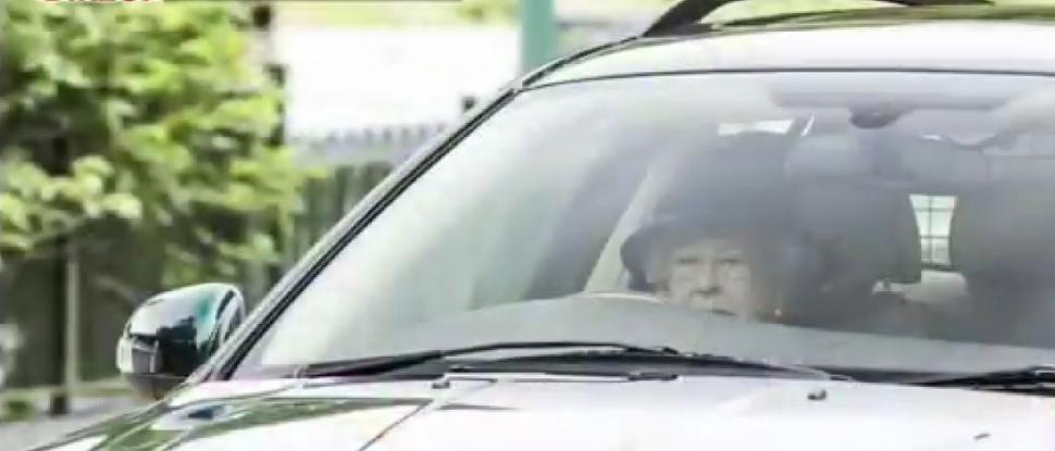 Imagini rare cu Regina Elisabeta la volan, la venerabila vârstă de 95 de ani 788828