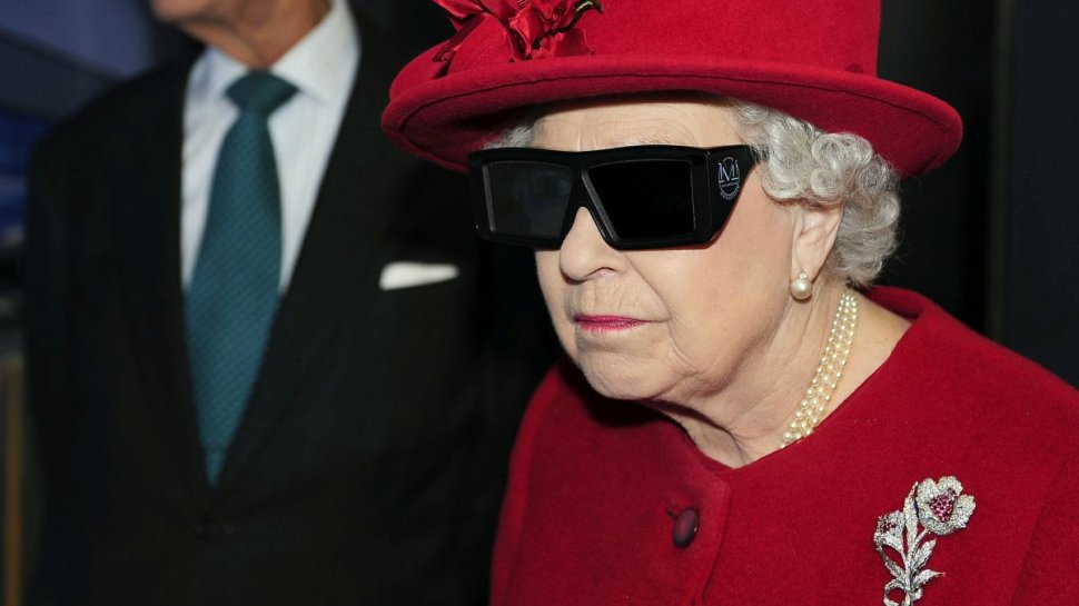 Imagini rare cu Regina Elisabeta la volan, la venerabila vârstă de 95 de ani