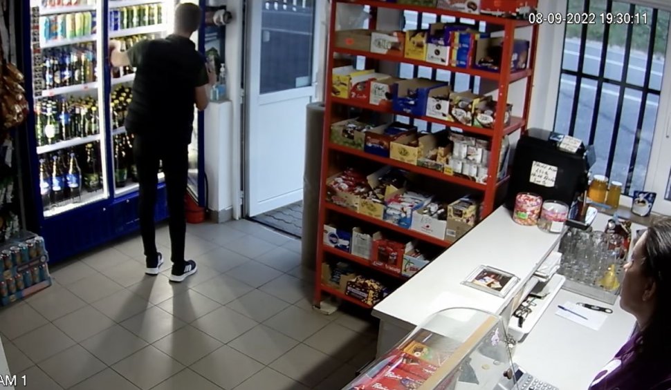 Bărbat din Vaslui, viral pe internet după ce a furat bere sub ochii vânzătoarei | ”A dat omul bună ziua? A costat trei beri”