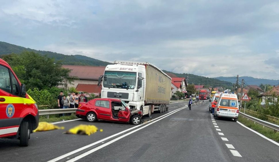 Două persoane au murit după ce au intrat cu mașina pe contrasens și s-au izbit de un TIR, în Vâlcea | Trafic rutier blocat în zonă