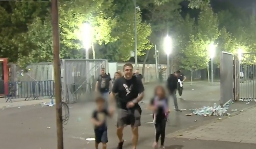 Haos și violențe la meciul Dinamo-Steaua | Suporterii s-au luat la bătaie cu jandarmii. Unii dintre ei erau la meci cu copiii