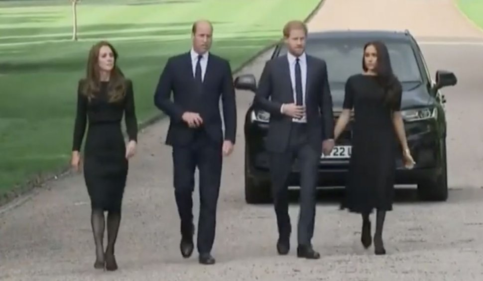 Prințul Harry și Meghan Markle, la Castelul Windsor | Au mers cu William și Kate să vadă omagiile lăsate de britanici