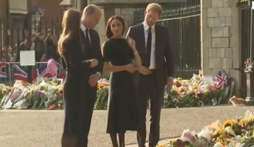 Prințul Harry și Meghan Markle, la Castelul Windsor | Au mers cu William și Kate să vadă omagiile lăsate de britanici 788980