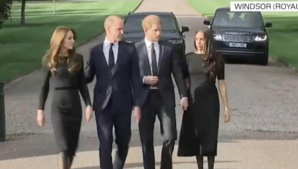 Prințul Harry și Meghan Markle, la Castelul Windsor | Au mers cu William și Kate să vadă omagiile lăsate de britanici 788981