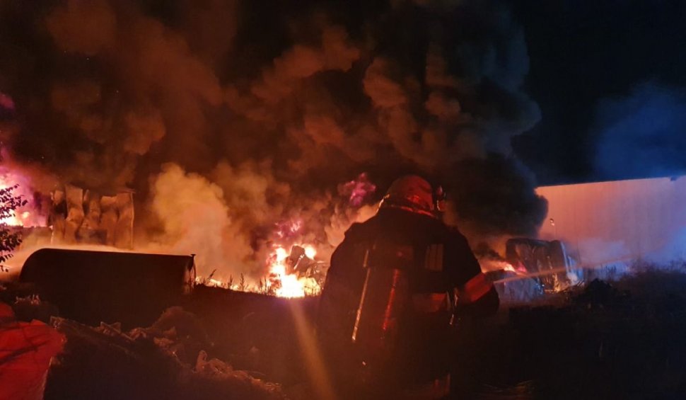 Incendiu de proporții în Pantelimon, pericol de propagare | Intervin 18 autospeciale