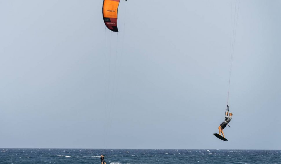 Operațiune de salvare pe mare, după ce un bărbat care făcea kitesurfing lângă Vama Veche s-a prins în plasele de pescuit