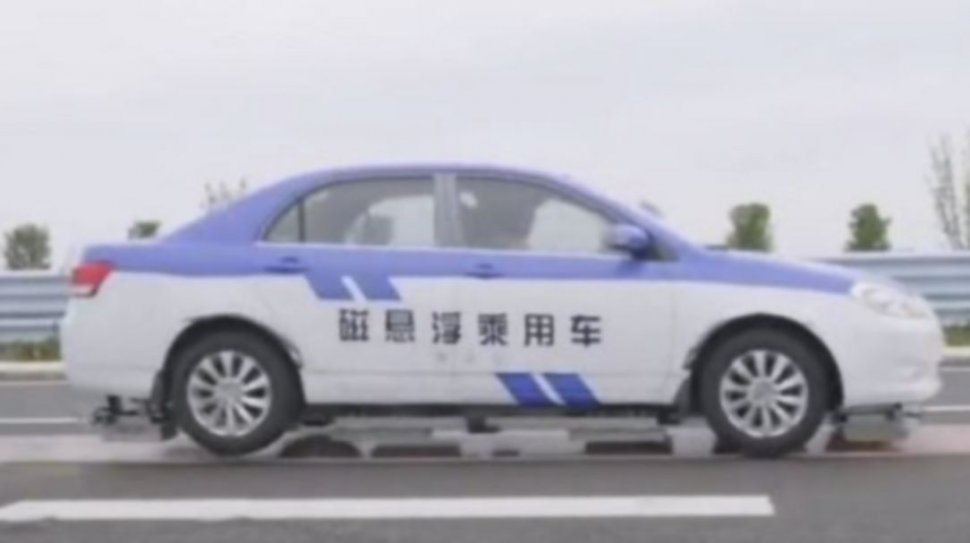 China a testat cu succes o maşină cu levitaţie magnetică. Merge plutind la 35 de milimetri deasupra carosabilului