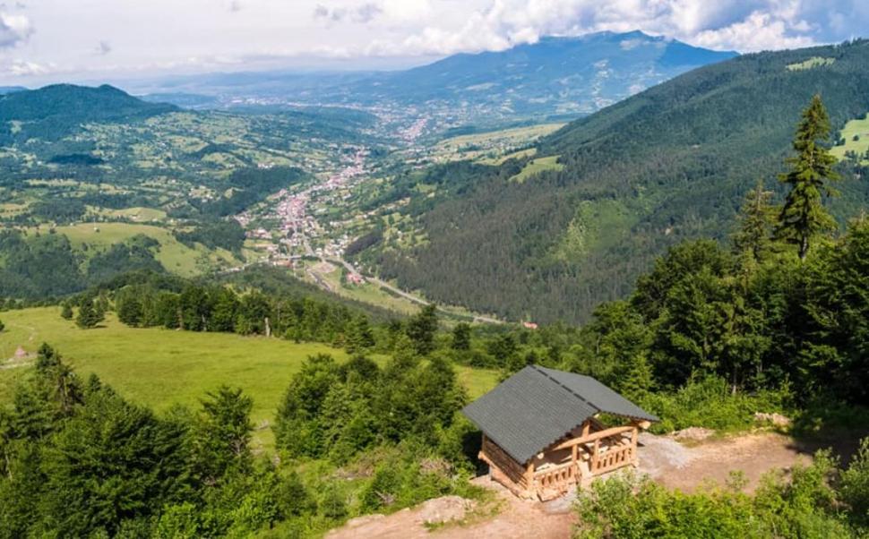 Drumul spre Muntele Căsaru, cel mai nou traseu turistic din zona Tihuța-Colibița. Cum arată punctul de odihnă de la 1.200 de m altitudine 789202