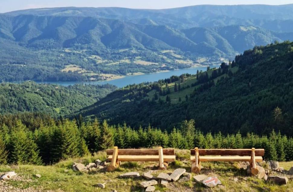 Drumul spre Muntele Căsaru, cel mai nou traseu turistic din zona Tihuța-Colibița. Cum arată punctul de odihnă de la 1.200 de m altitudine 789205