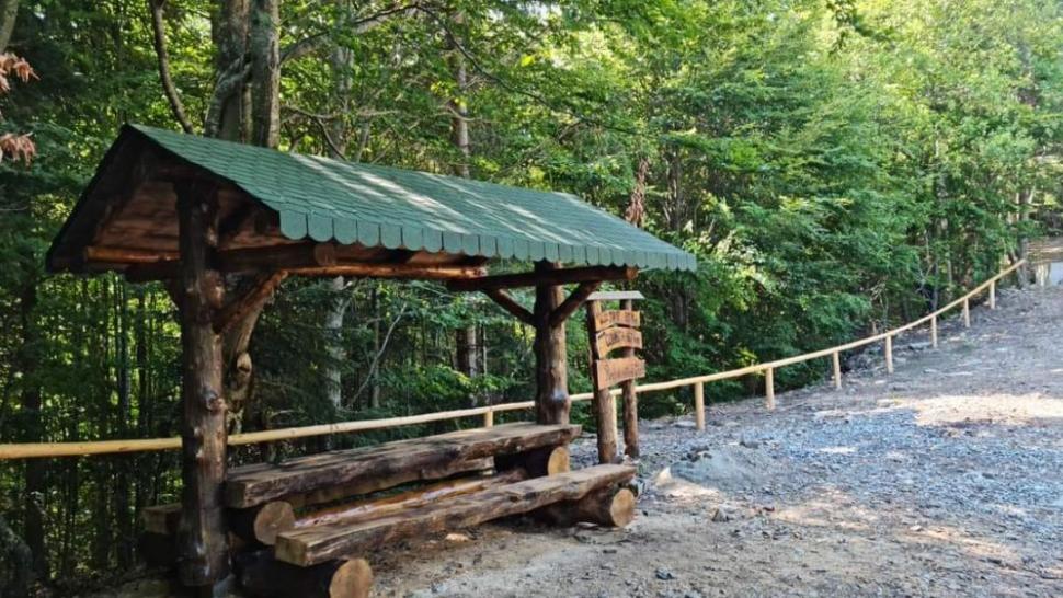 Drumul spre Muntele Căsaru, cel mai nou traseu turistic din zona Tihuța-Colibița. Cum arată punctul de odihnă de la 1.200 de m altitudine 789206