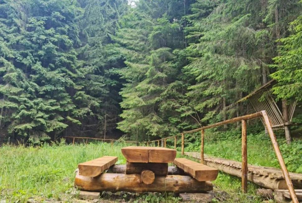 Drumul spre Muntele Căsaru, cel mai nou traseu turistic din zona Tihuța-Colibița. Cum arată punctul de odihnă de la 1.200 de m altitudine 789210