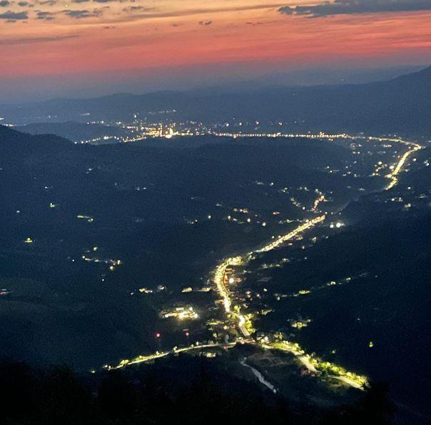 Drumul spre Muntele Căsaru, cel mai nou traseu turistic din zona Tihuța-Colibița. Cum arată punctul de odihnă de la 1.200 de m altitudine 789211