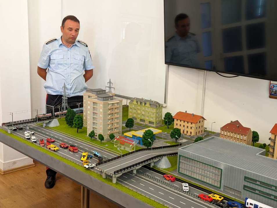 Premieră în România! Pompierii din Bihor se vor antrena pentru situaţii de urgență pe o machetă cu jucării 789198