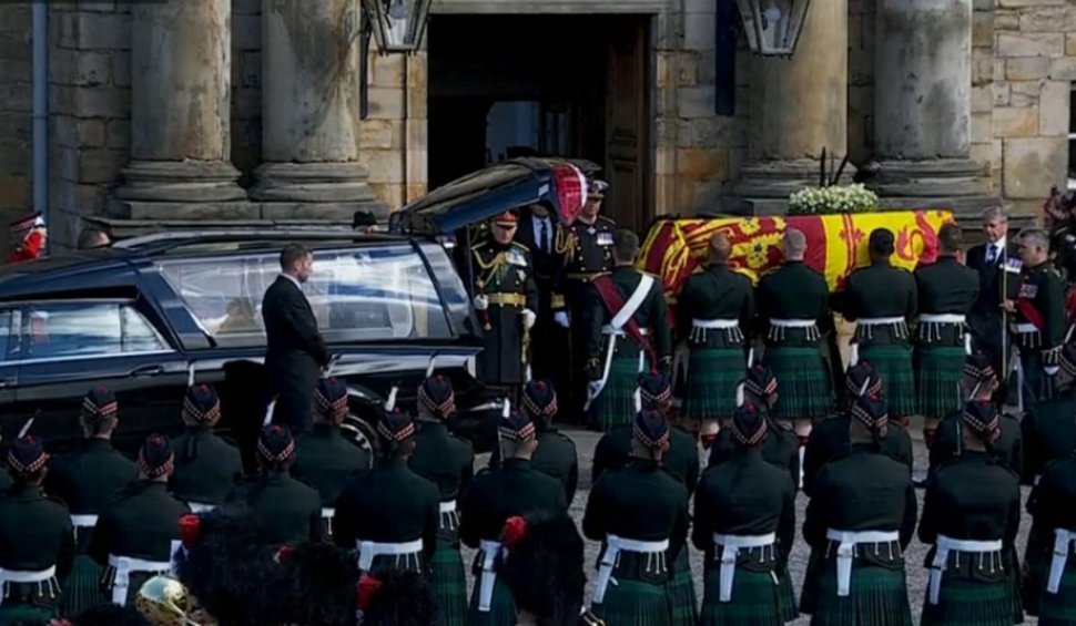 Prima procesiune religioasă pentru Elisabeta a II-a, la Edinburgh. Regele Charles conduce cortegiul funerar pe jos, îmbrăcat în uniformă militară