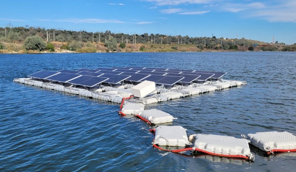 Sistem fotovoltaic plutitor montat în dana 99 din Portul Constanţa: "Va produce 15.000 de kW anual"
