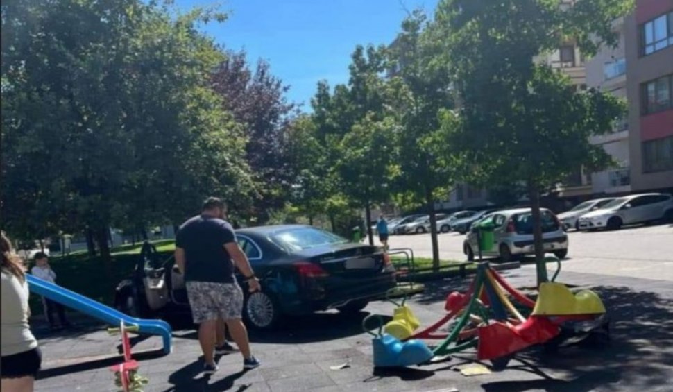 O şoferiţă din Bucureşti a vrut să parcheze maşina, a încurcat pedalele şi a lovit în plin un copil care se dădea în leagăn