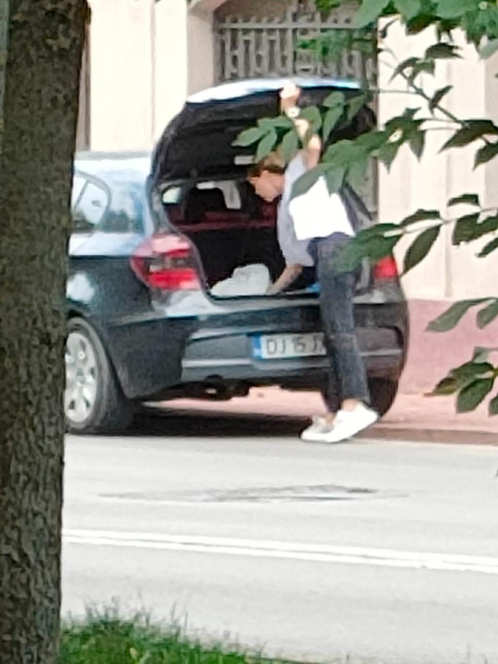 Tânără cu BMW, prinsă când fura flori cu tot cu rădăcină dintr-un parc din Craiova 789121