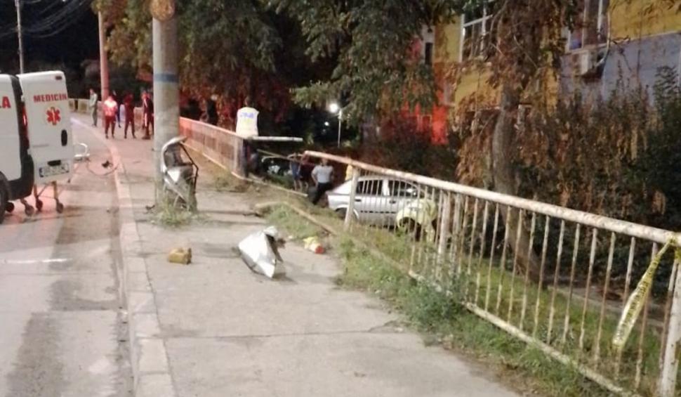 Un băiat de 16 ani a murit, după ce sora lui de 17 ani, drogată şi fără permis, a intrat cu maşina într-un stâlp, în Brăila 789246