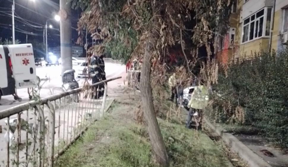 Un băiat de 16 ani a murit, după ce sora lui de 17 ani, drogată şi fără permis, a intrat cu maşina într-un stâlp, în Brăila 789248