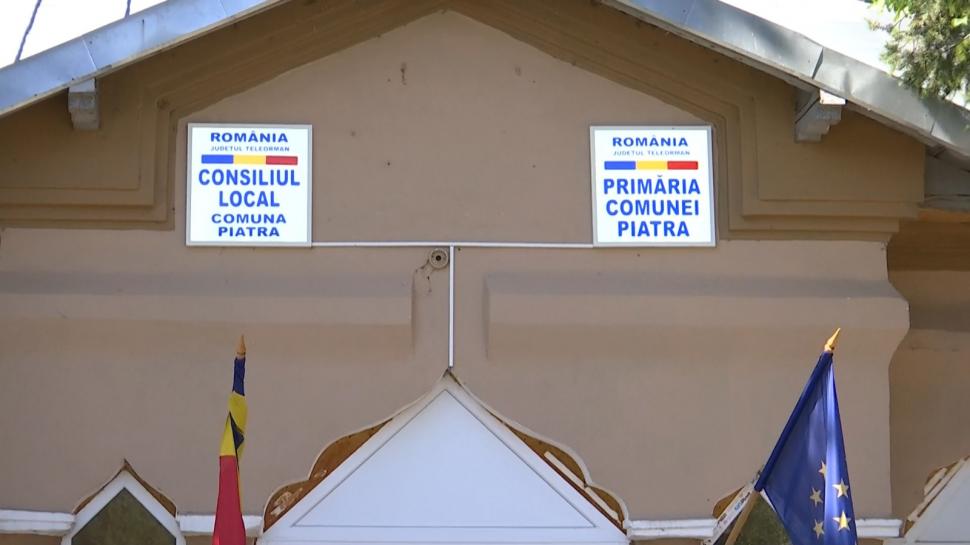 Comuna cu dispensarul distrus şi fără trotuare, care se crede "oraş turistic", vrea staţii electrice din PNRR. Reacţia localnicilor 789384