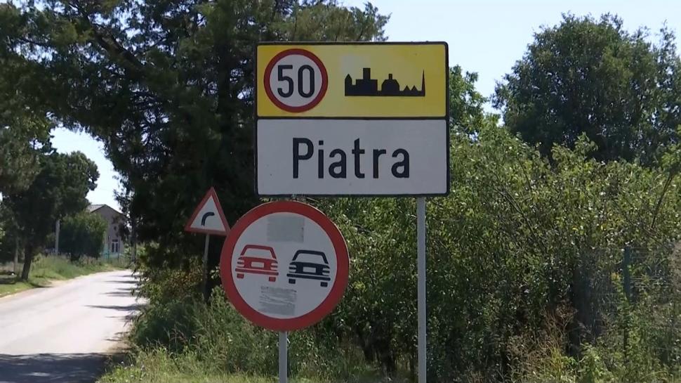 Comuna cu dispensarul distrus şi fără trotuare, care se crede "oraş turistic", vrea staţii electrice din PNRR. Reacţia localnicilor 789385